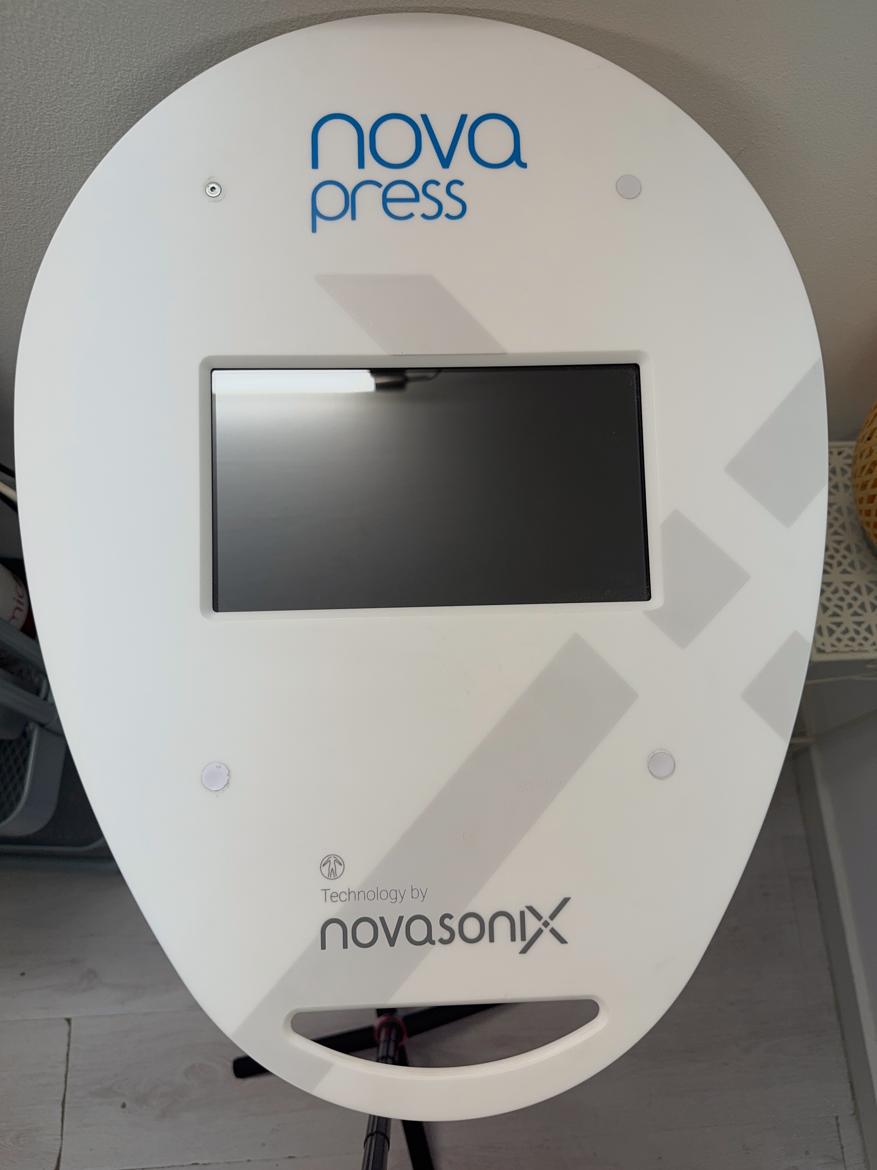 מכשיר NOVApress של Novasonix בסטודיו של ענת